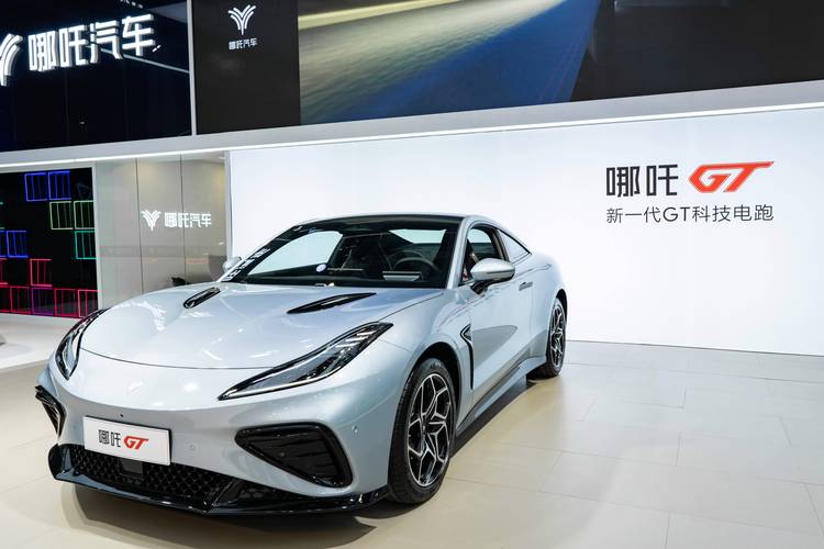 广州240哪吒汽车在智能汽车领域的表现，领途汽车在新能源汽车市场中的影响力